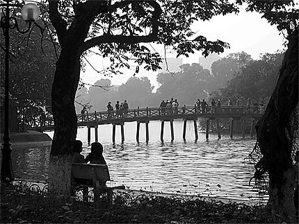 Lac Hoan Kiem : Ponts : Noir et blanc : Lacs : Lac Hoàn Kiếm : Hanoi :  Hanoi et le Nord : Vietnam : Routard.com