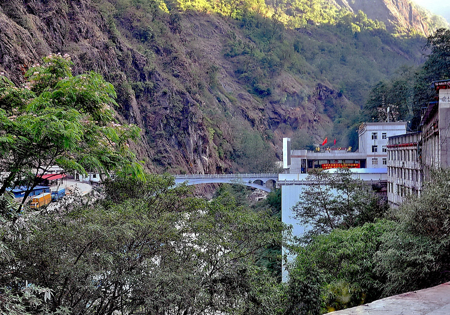 Zangmu : pont frontière Chine-Népal Zangmu : pont frontière Chine-Népal