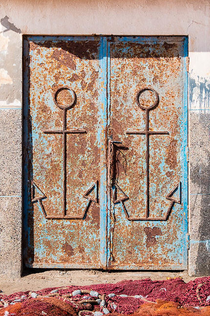 Porte décorée d'ancres au port d'Essaouira