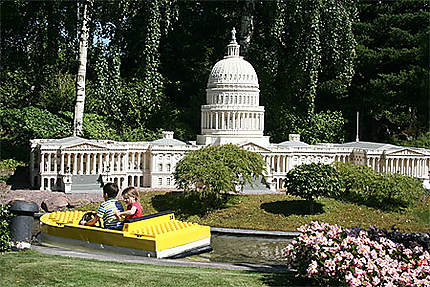 Petit bateau devant le Capitole