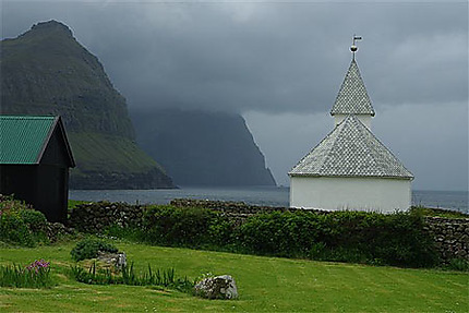 Eglise solitaire face à l'océan