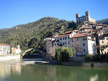 Le pont, l'église, la rivière et le château