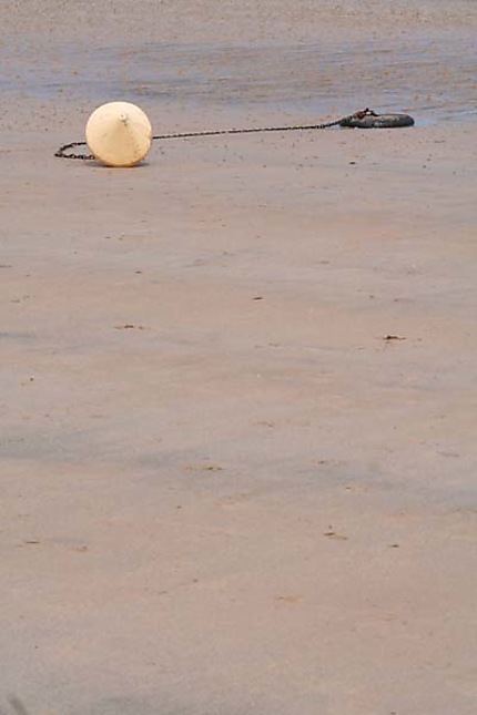 Bouée sur la plage de Saint Malo