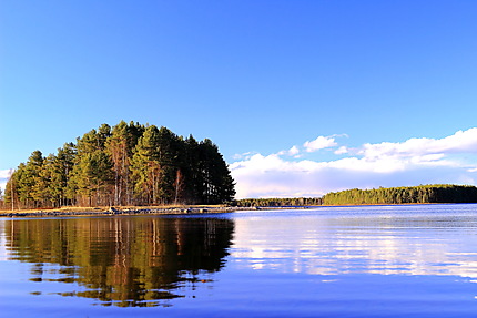 De nombreuses îles flottent sur le Lac Siljan
