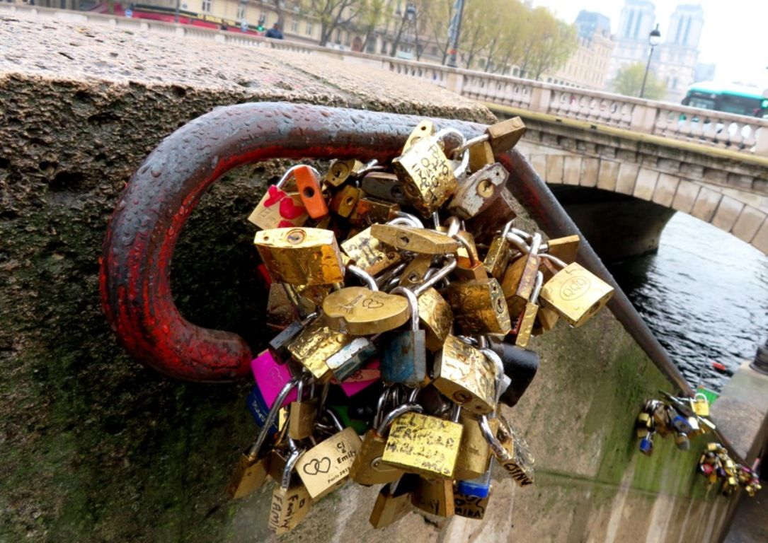 Un bouquet de cadenas d'amour à Paris
