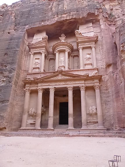 Seul devant le Trésor de Petra