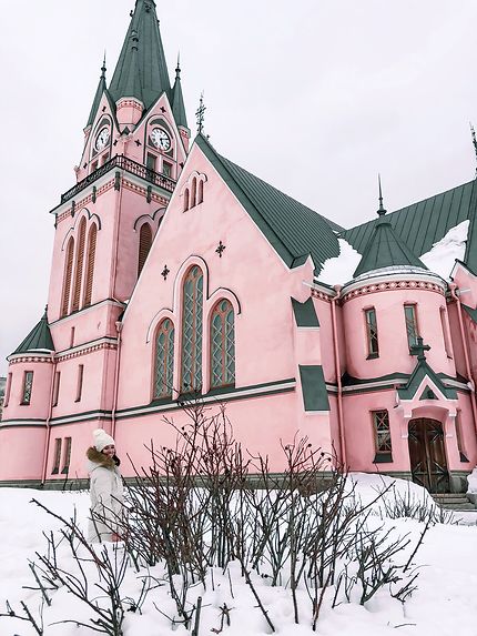 Église rose à Kemi en Finlande
