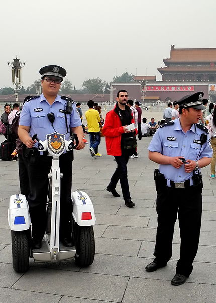 Place Tian’anmen et sa police montée