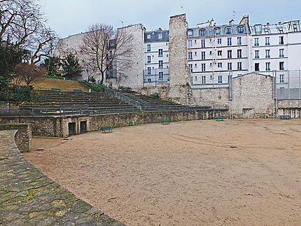 Prés du mur de la ville les arènes