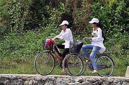 Jeunes filles aux vélos