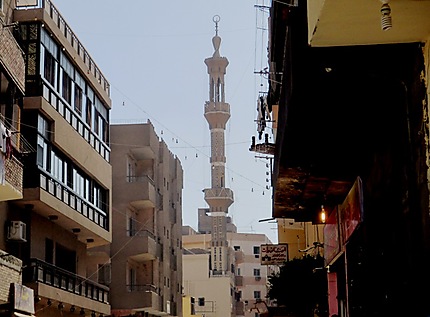 Perspective d'une rue sur mosquée