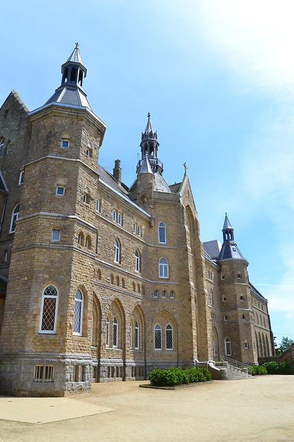 Façade de l'abbaye de Saint Anne Kergonan