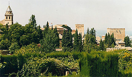 Vue générale de l'Alhambra et des jardins du Généralife (2)