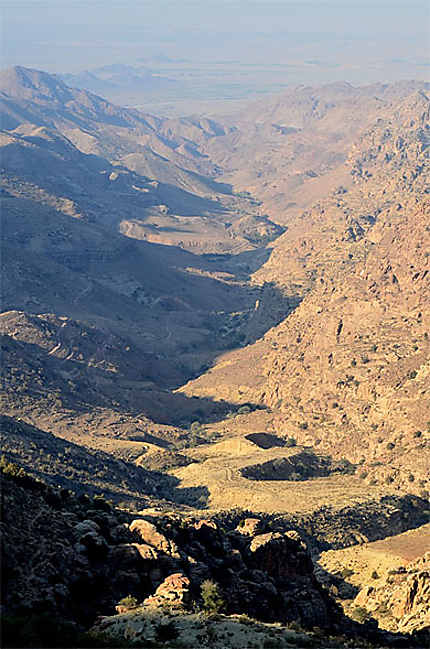Le Wadi Dana entre ombre et lumière du matin