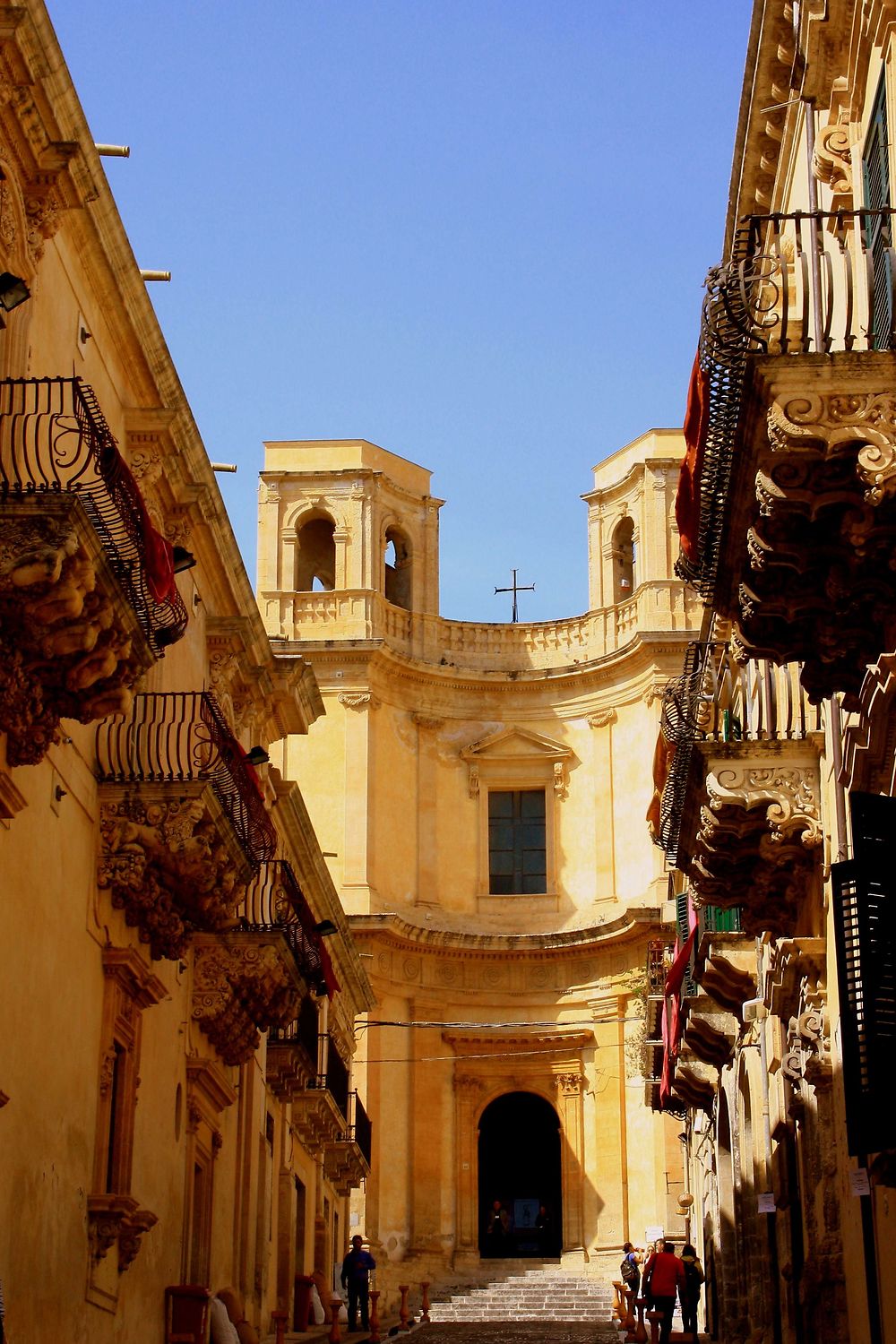 Noto : Chiesa Montevirgini et la via Nicolaci