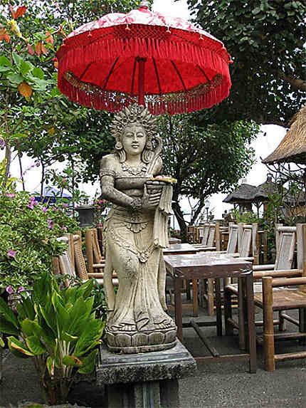 Statue au niveau des échopes du Pura Tanah Lot