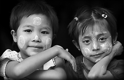 Enfants karen du quartier birman de Mae-Sot
