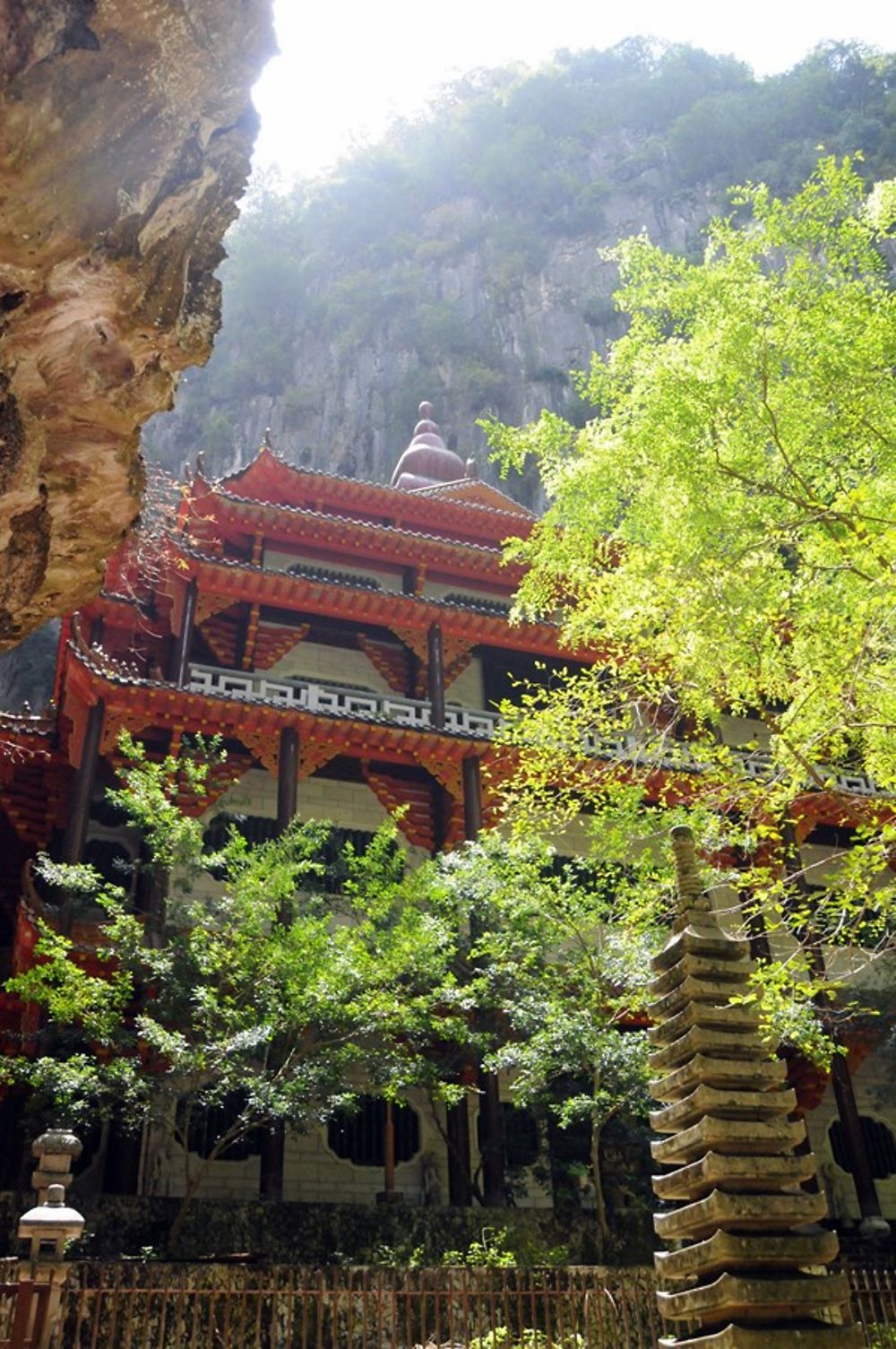 Temple dans une grotte