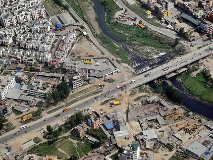 Pont sur la rivière Bagmati à Kathmandu