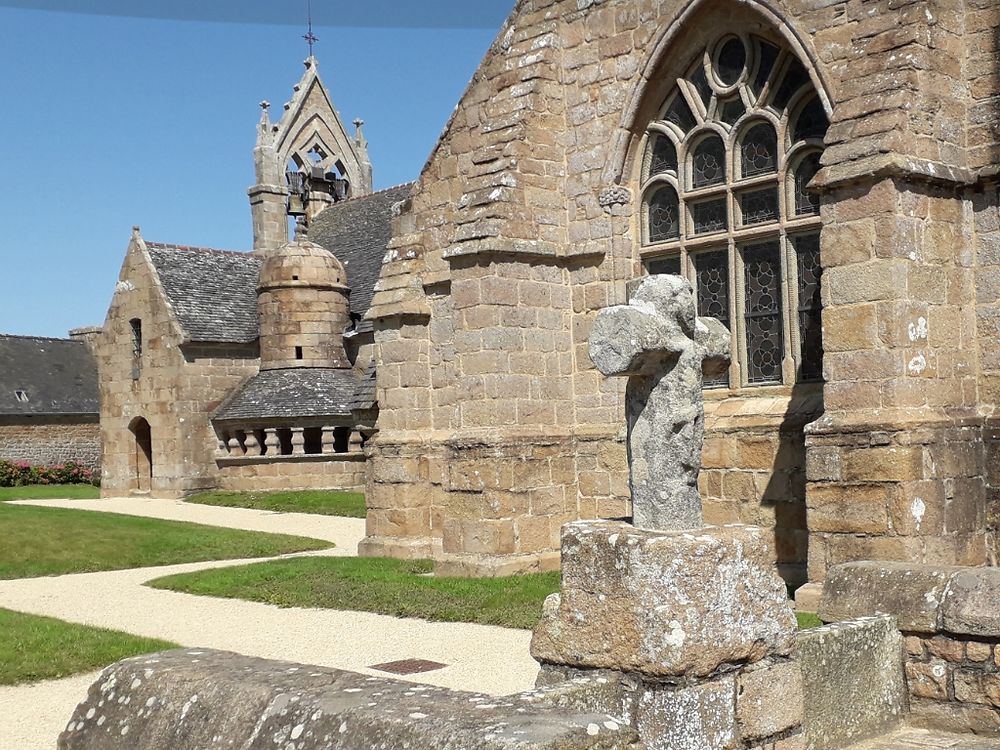 Sculptures et Ossuaire Église bourg de Trégastel 