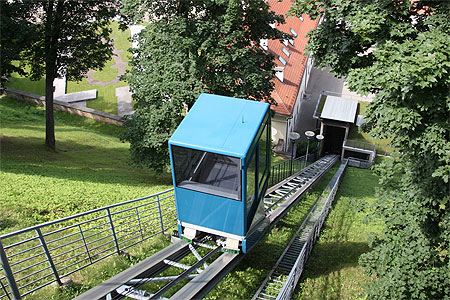 Funiculaire qui monte à la Tour de Gediminas Funiculaire qui monte à la Tour de Gediminas