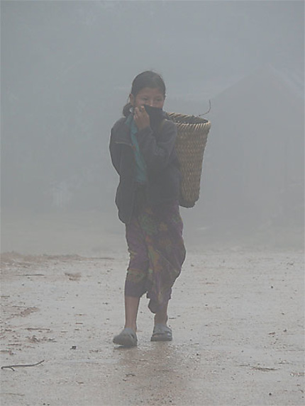 Jeune Hmong dans la brume