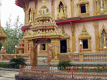 Entrée d'un temple dédié à Bouddha
