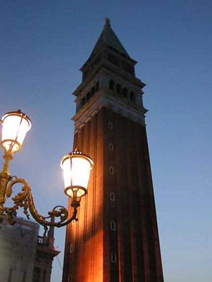 Effet de lumière sur la campanile