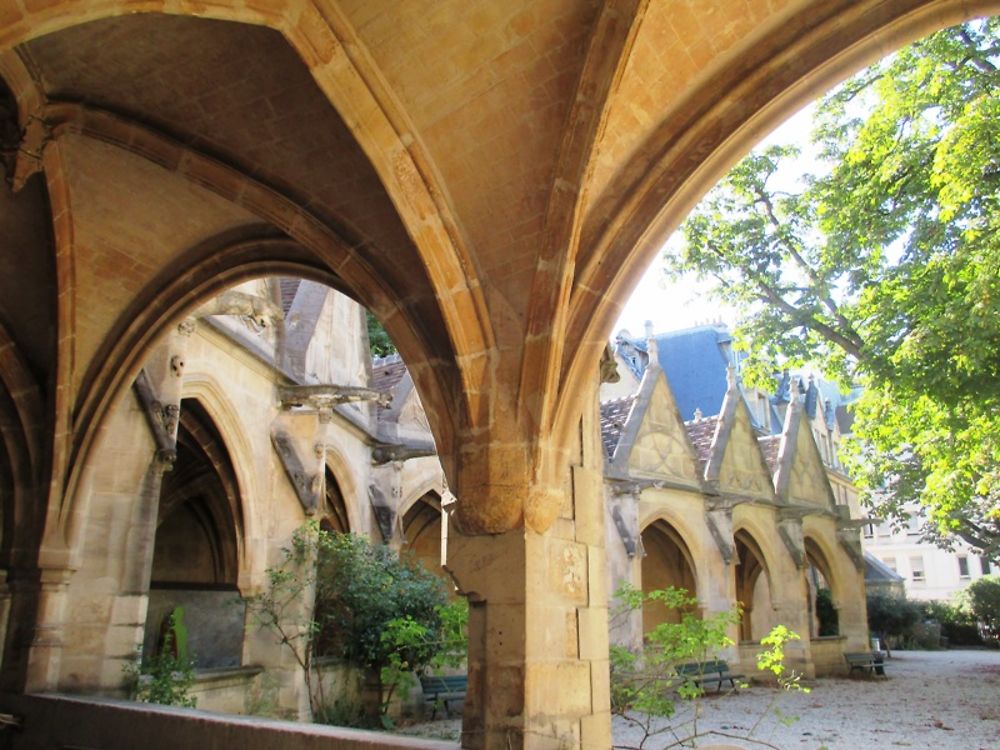 Cloître-charnier de l' église Saint-Séverin