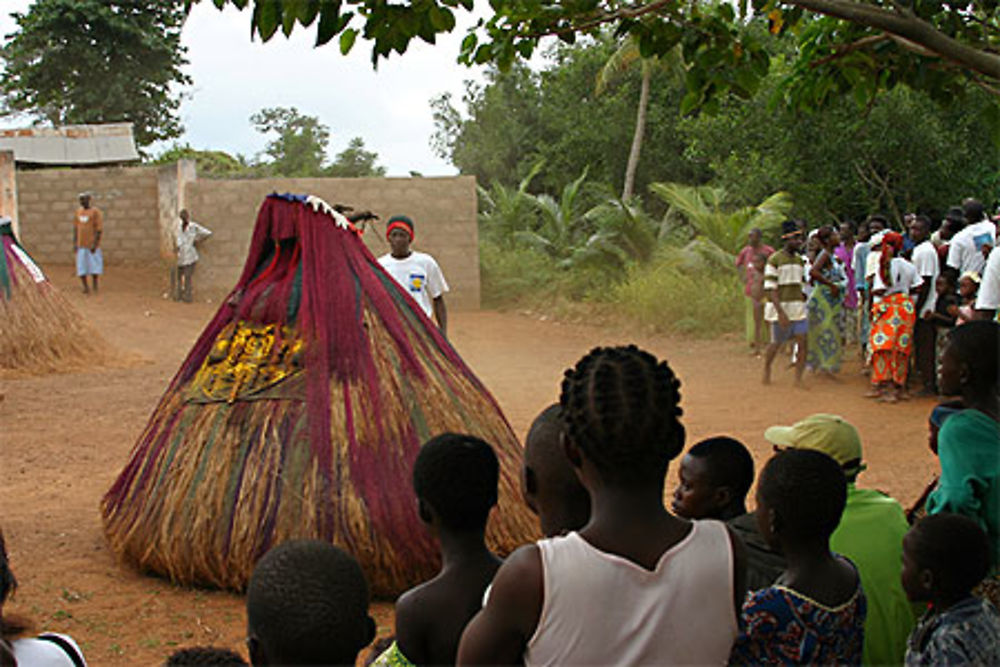 Fête vaudoue autour des Zangbetos