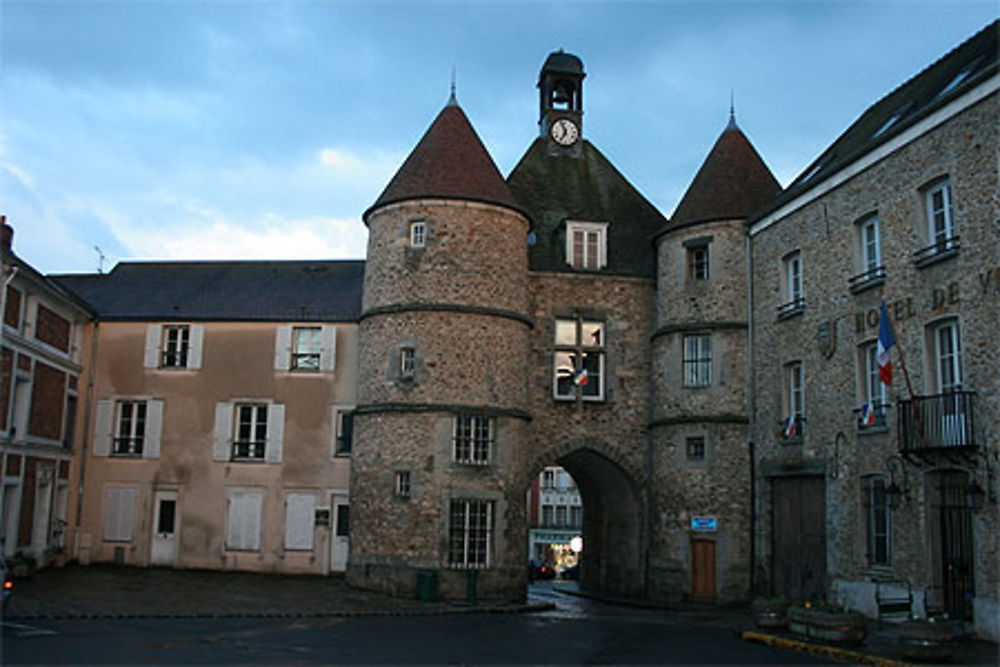 Entrée du château des Garlande