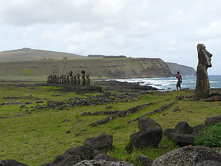 15 moai alignés sur une plateforme