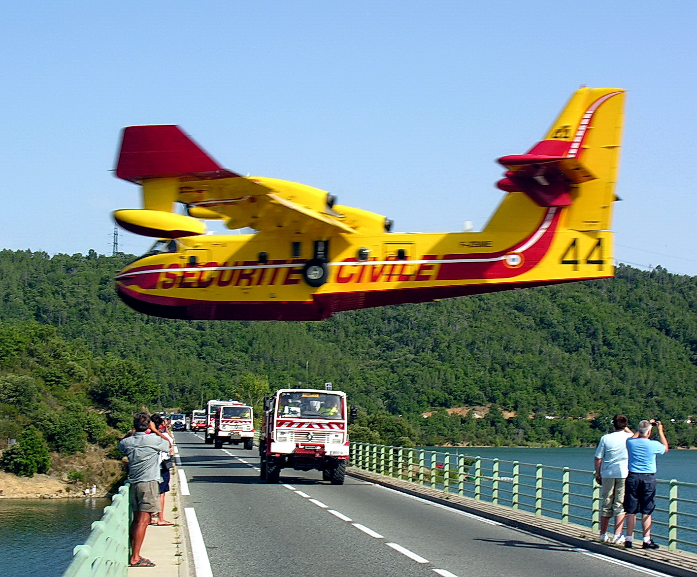 Canadair en action sur le lac de St-Cassien Canadair en action sur le lac de St-Cassien