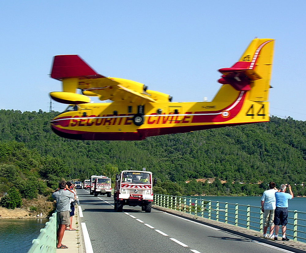 Canadair en action sur le lac de St-Cassien