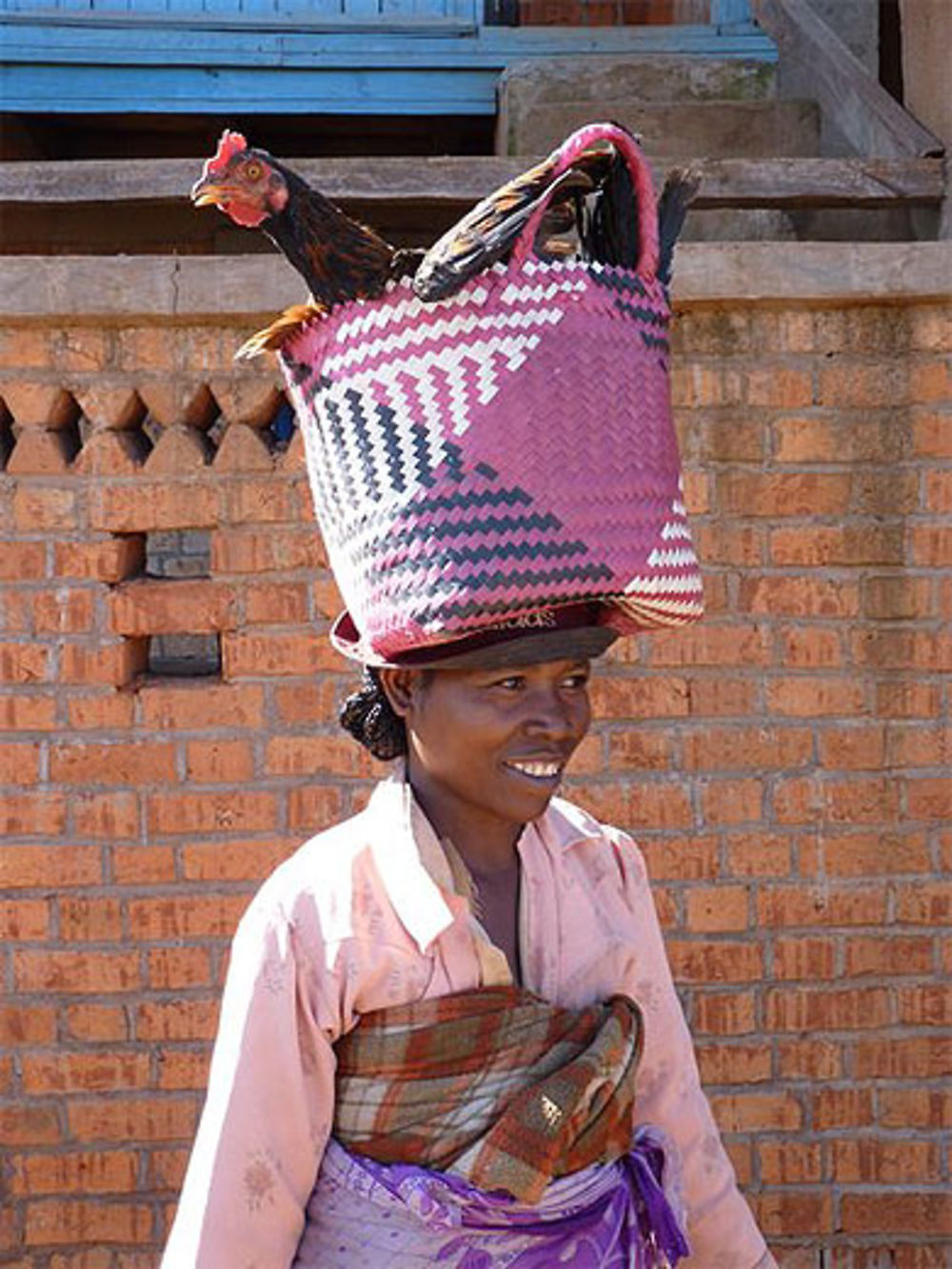 Femme allant au marché