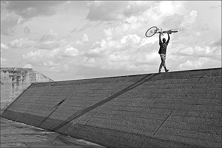 La traversée du barrage La traversée du barrage
