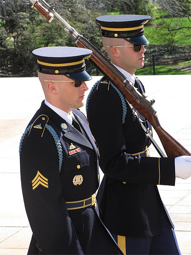 Relève de la garde au Soldat inconnu Relève de la garde au Soldat inconnu