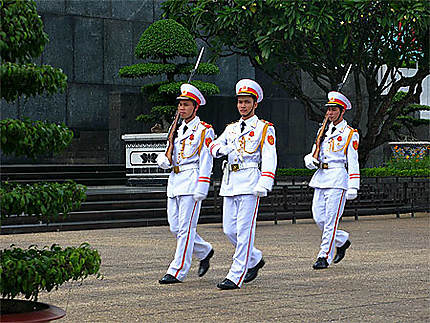 Des gardes au Mausolée d'Ho Chi Minh 