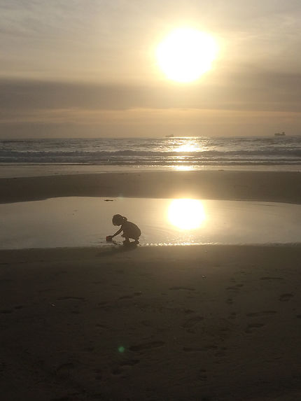 Jeu de plage, l'enfant et la mer, Sines, Portugal