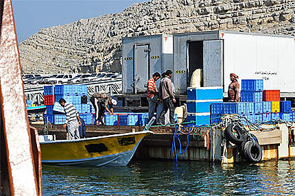 Chargement et déchargement au port de Khasab