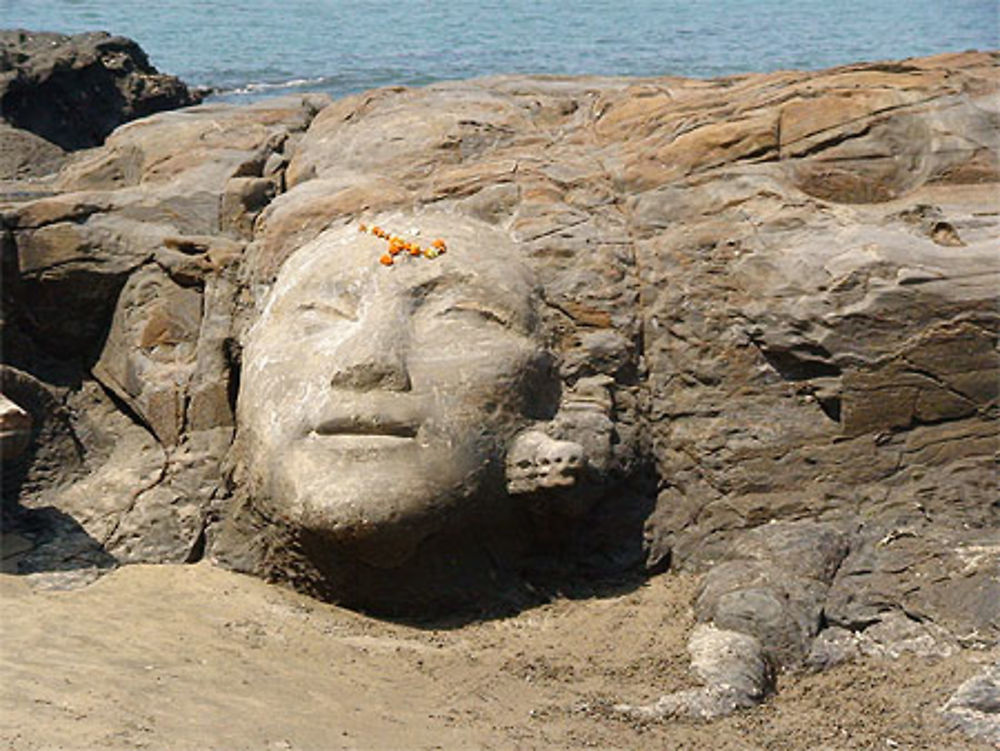 Tête de Lord Shiva sculptée dans la roche