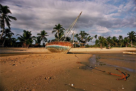 Boutre à marée basse à Ambariomena Boutre à marée basse à Ambariomena