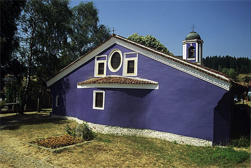 Koprivtschitsa, l'église de l'Assomption (le chevet) au matin