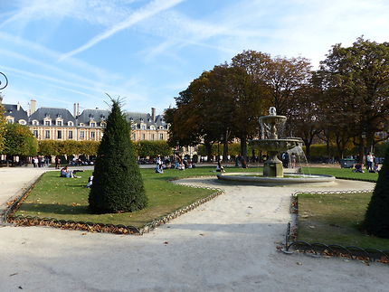 Le jardin de la place des Vosges un 15 octobre