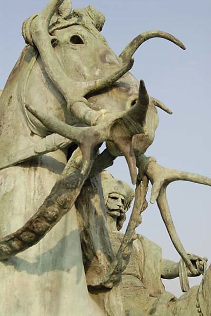 Statues - Place des Héros