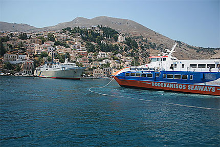 Bateaux dans le port de Symi