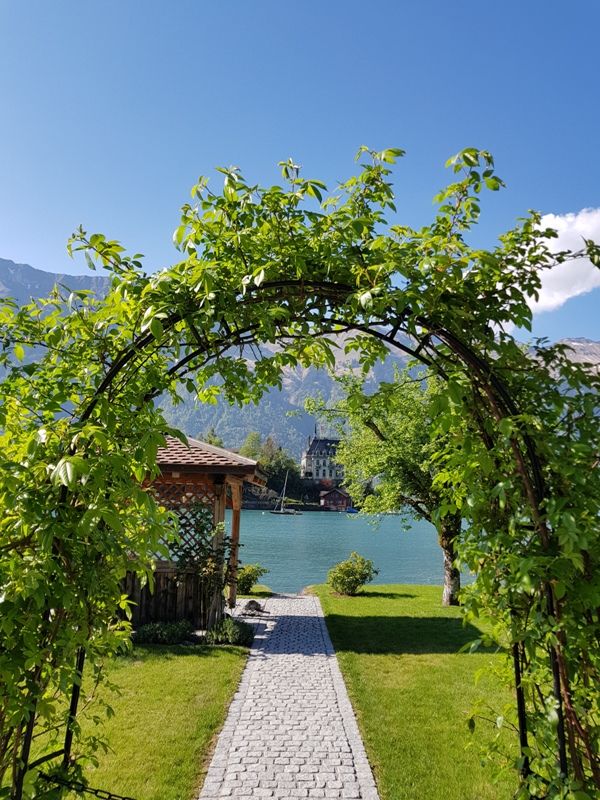 Une allée vers le lac, à Iseltwald en Suisse