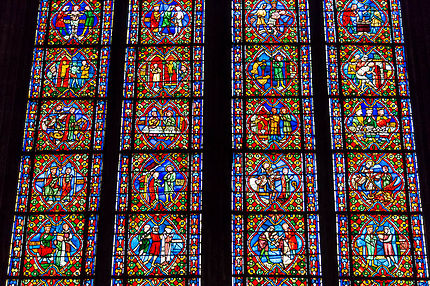 Clermont-Ferrand, Superbe vitrail de la Cathédrale