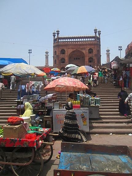Vendeur sur les marches menant à la grande mosquée