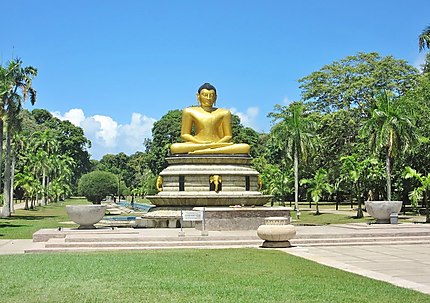 Statue au Parc Viharamahadevi